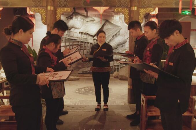 九宫格火锅加盟店，如何合理为员工安排工作？