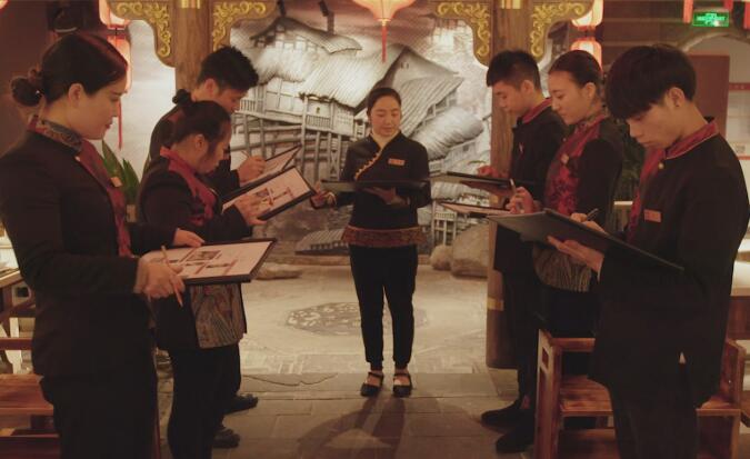 想提高火锅加盟店利润，得从培养服务员开始