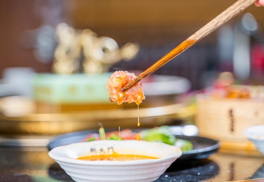 重庆人吃火锅为什么只爱用香油和蒜泥？